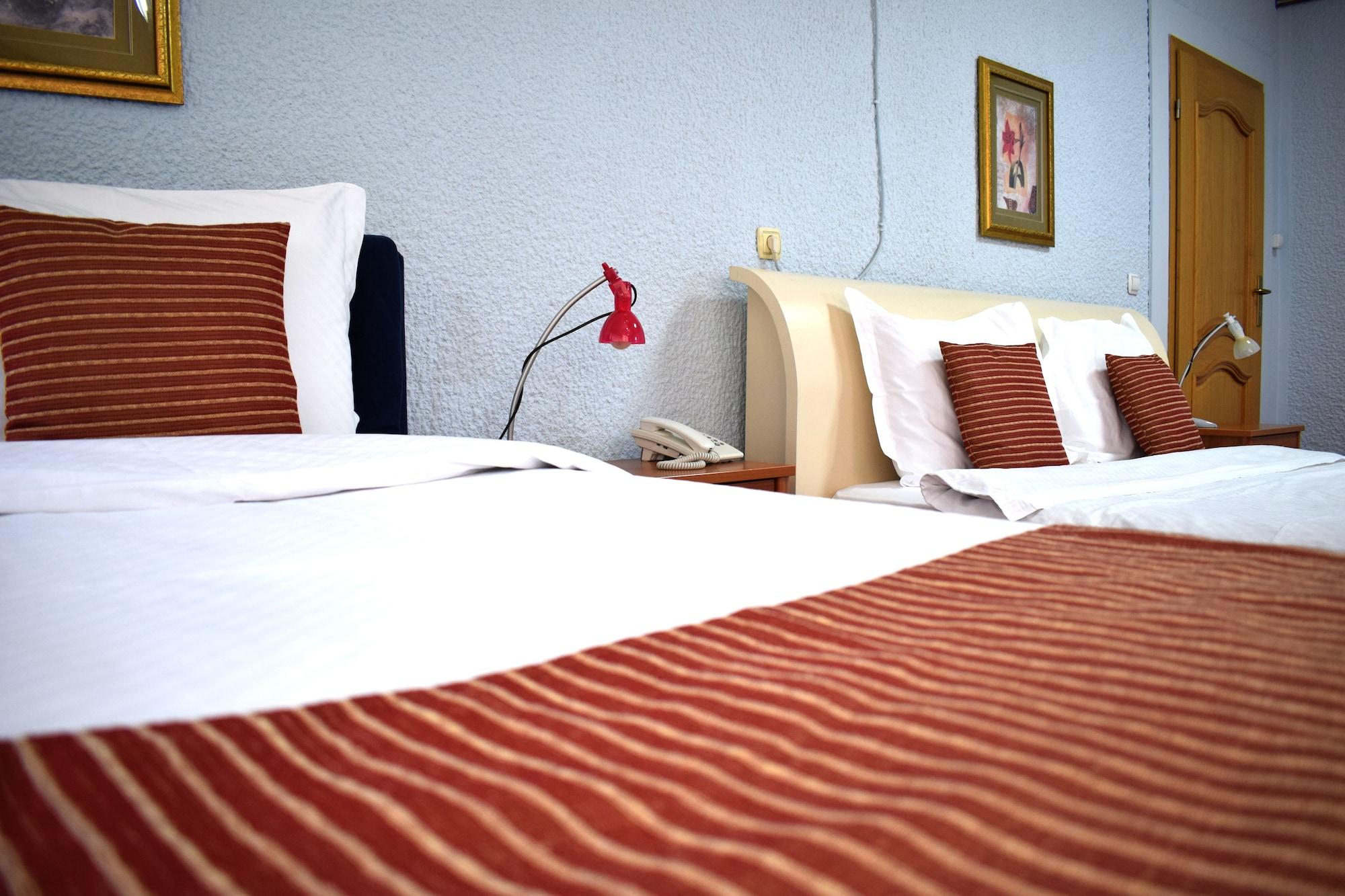Hotel Aristocrat & Fish Restaurant Skopje Buitenkant foto