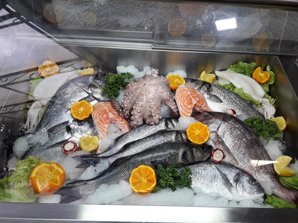 Hotel Aristocrat & Fish Restaurant Skopje Buitenkant foto