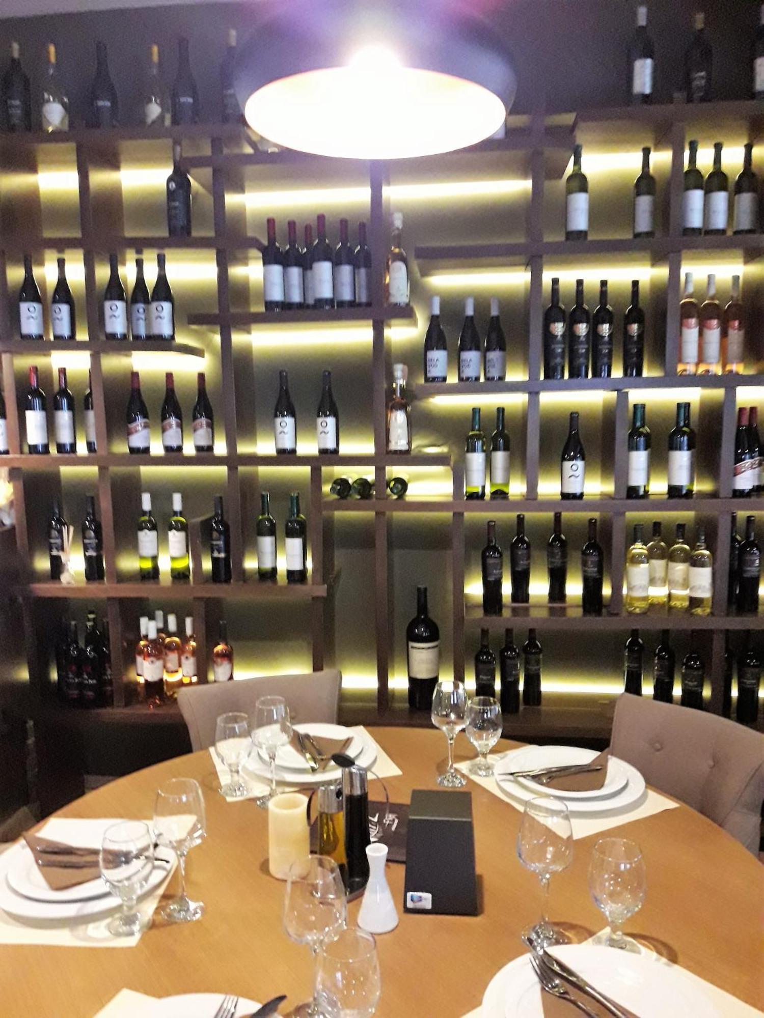 Hotel Aristocrat & Fish Restaurant Skopje Buitenkant foto