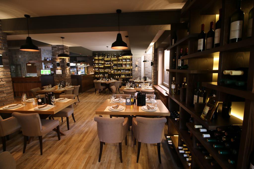 Hotel Aristocrat & Fish Restaurant Skopje Buitenkant foto
