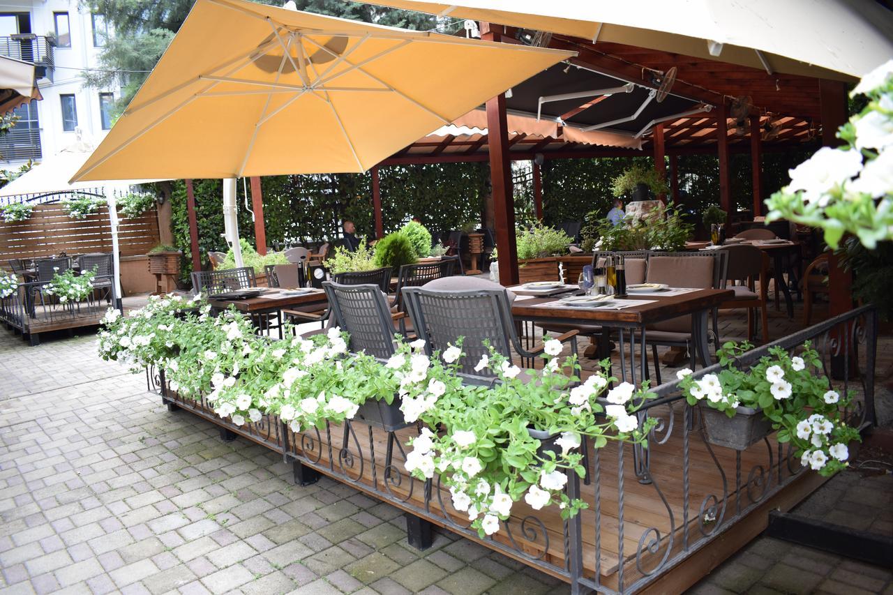 Hotel Aristocrat & Fish Restaurant Skopje Buitenkant foto