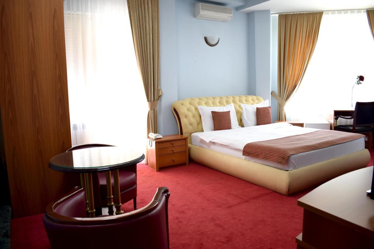 Hotel Aristocrat & Fish Restaurant Skopje Buitenkant foto