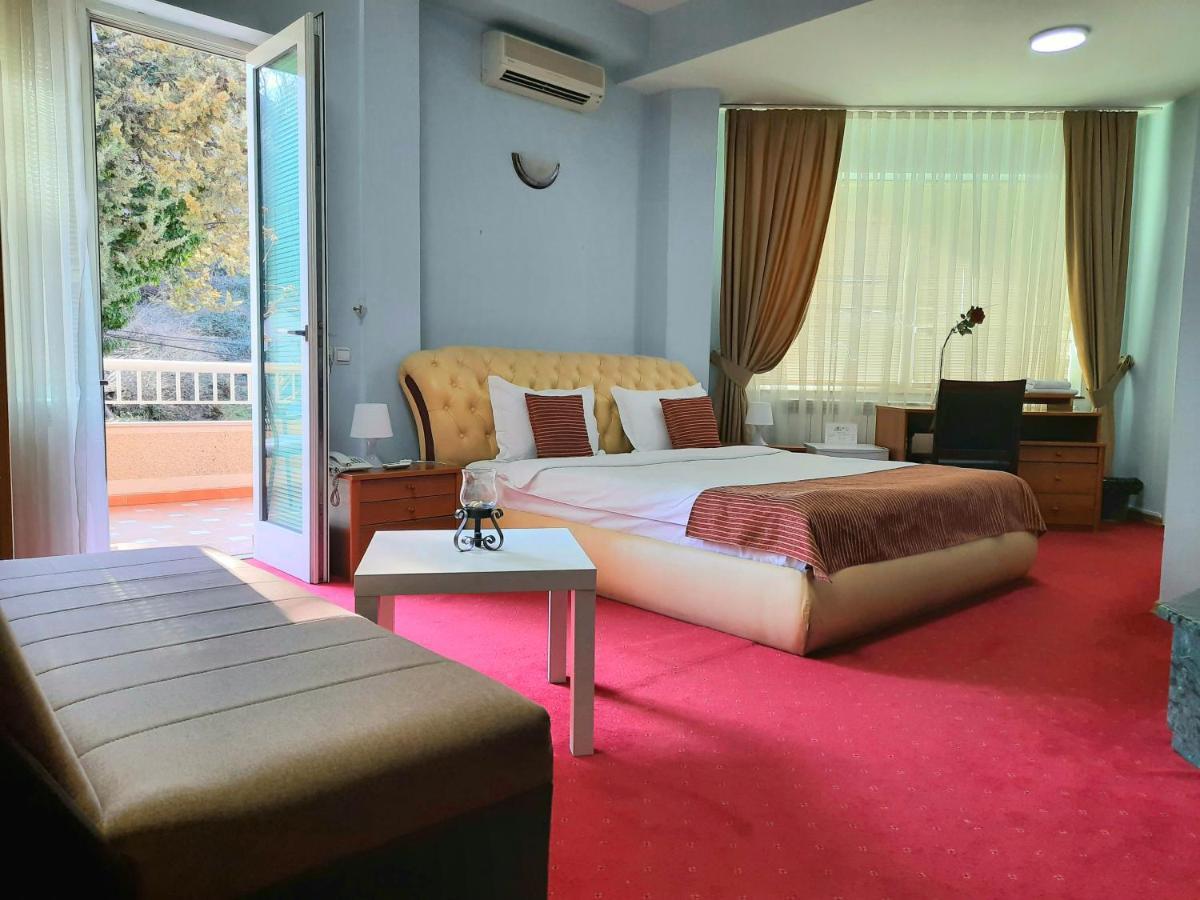 Hotel Aristocrat & Fish Restaurant Skopje Buitenkant foto