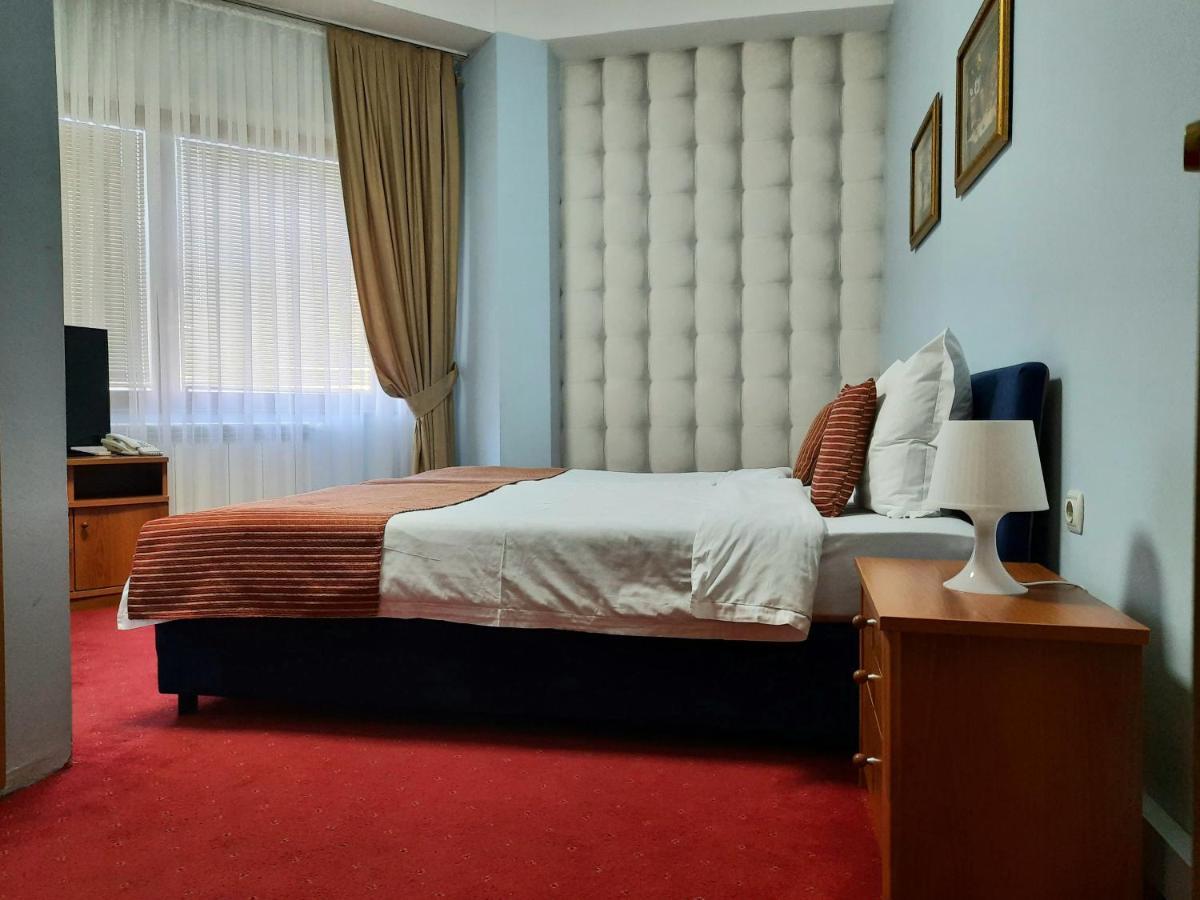 Hotel Aristocrat & Fish Restaurant Skopje Buitenkant foto
